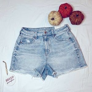 AE Mom short super high rise| Light wash Denim Cut off short | Size 8 womens